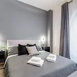 Classy 2-bdr In Termini District * Rzym