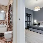 Classy 2-bdr In Termini District Apartament