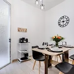 Classy 2-bdr In Termini District * Rzym