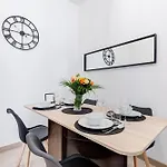 Classy 2-bdr In Termini District * Rzym
