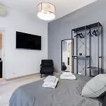 Classy 2-bdr In Termini District Apartament