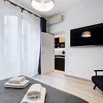 Classy 2-bdr In Termini District * Rzym