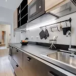 Classy 2-bdr In Termini District Apartament