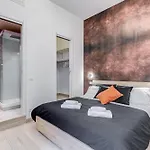 Classy 2-bdr In Termini District Rzym
