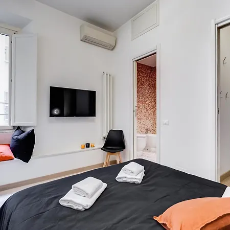 Classy 2-bdr In Termini District Roma
