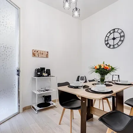 Classy 2-bdr In Termini District * روما