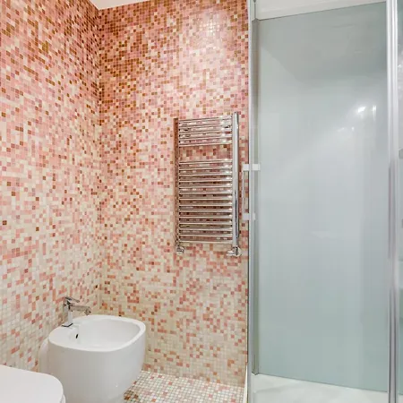 Classy 2-bdr In Termini District