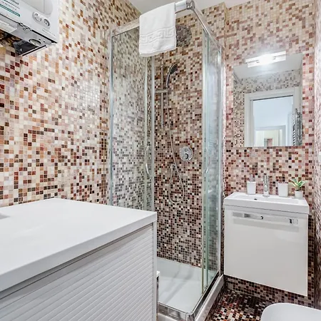 Classy 2-bdr In Termini District