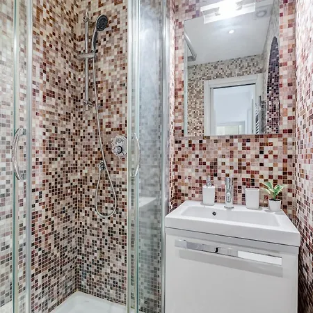 Classy 2-bdr In Termini District Apartman