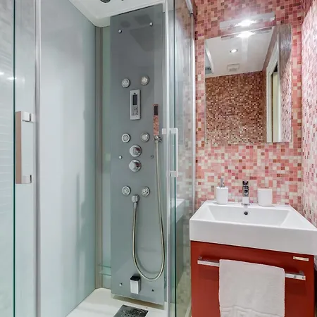 Classy 2-bdr In Termini District Rom