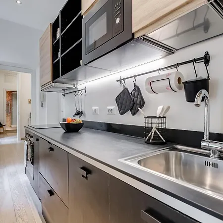 Classy 2-bdr In Termini District Lejlighed
