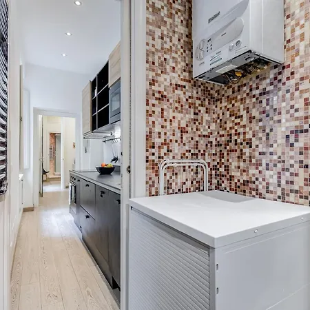 Lejlighed Classy 2-bdr In Termini District Rom